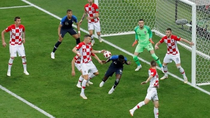 Bóng chạm tay gọi là gì